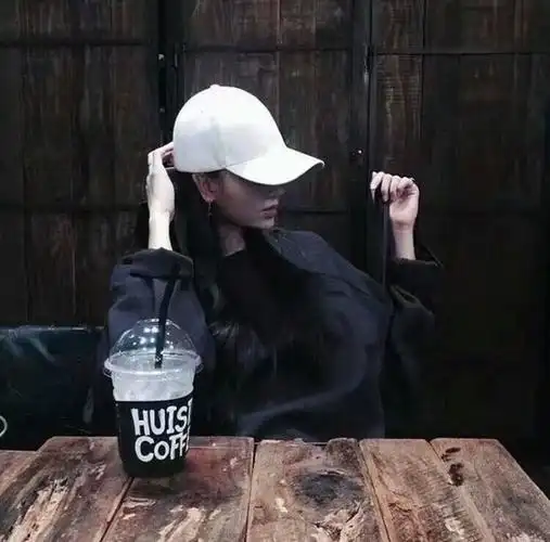 有什么黑白色的女生头像,最好是带鸭舌帽遮住眼睛的