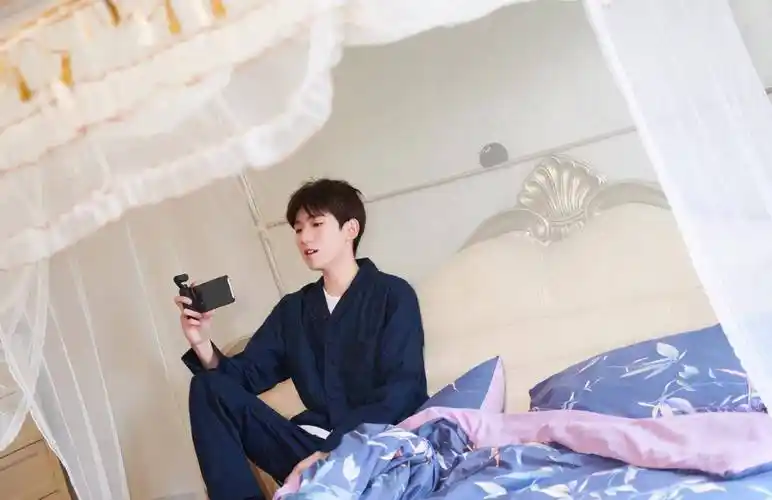 原创走进王源重庆豪宅卧室一物品意外曝光粉丝看后尖叫不已