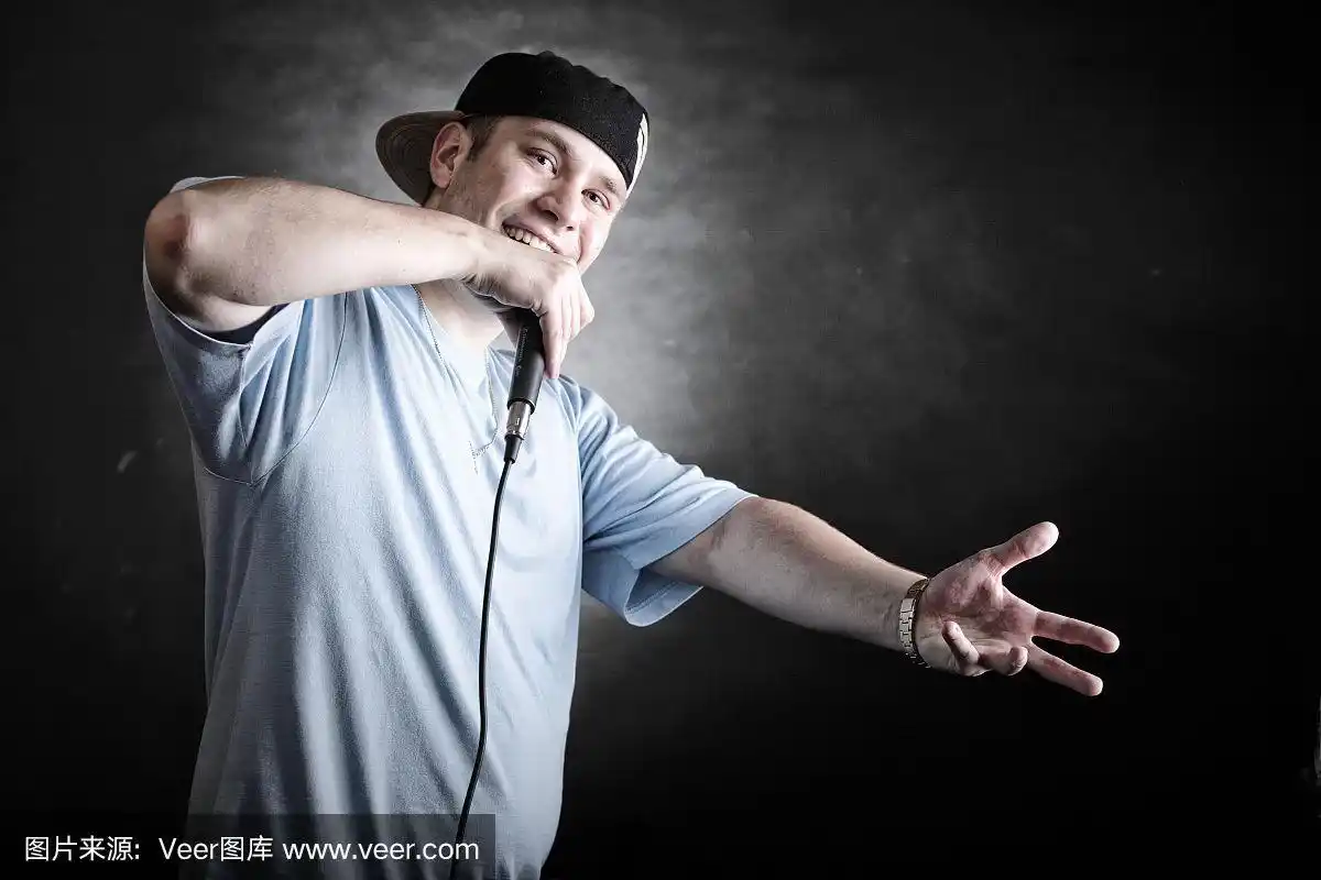 说唱歌手男子与麦克风酷手势