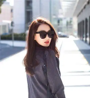 戚薇撩起中长发配长款风衣又美又飒时装周之旅发型