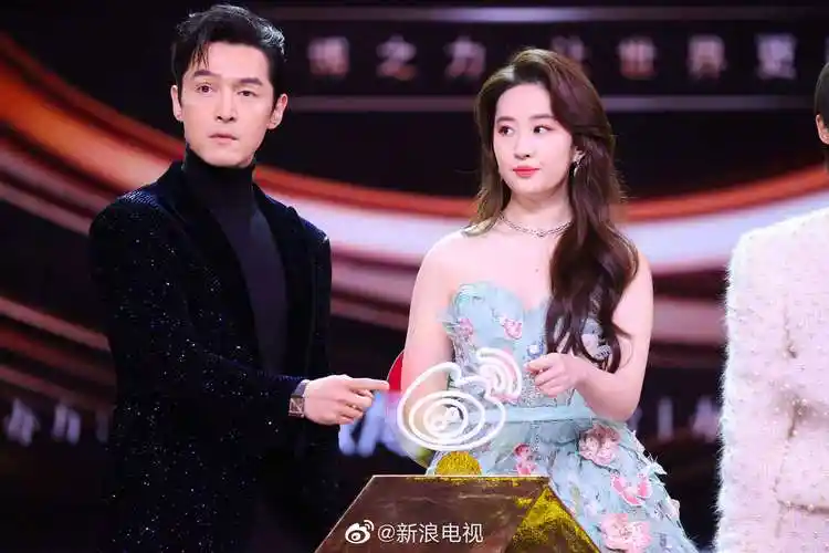 一起来回顾@胡歌 @刘亦菲 的同框图……__财经头条