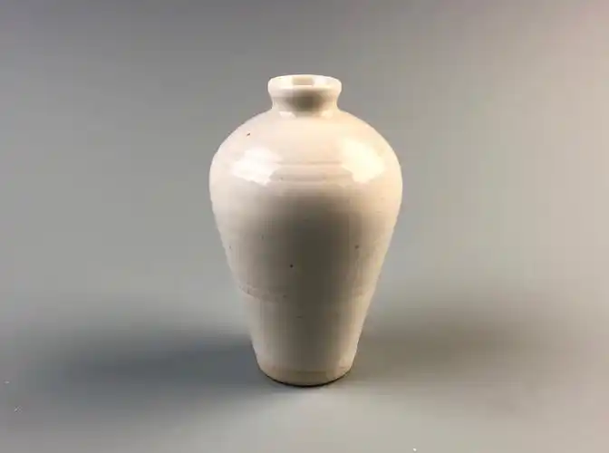 宋元青白釉小梅瓶