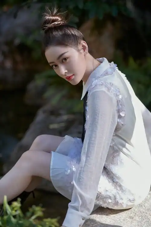 张天爱这次凹的丸子头,比上次活动look好看多了,乖巧又甜美