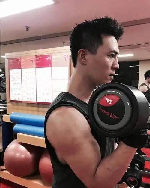 昔日鲜肉郭品超健身房变肌肉男,杜淳李晨白敬亭谁的麒麟臂最厉害_女