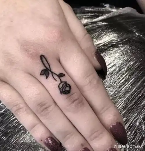 适合女士手上小纹身图片,有喜欢的吗?