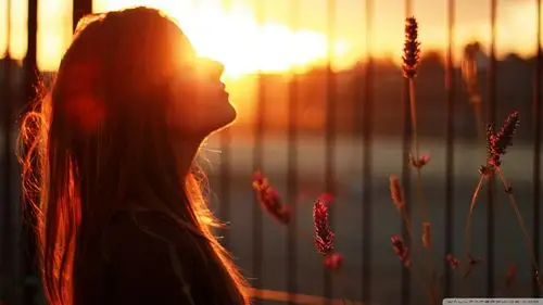 黄昏下的女孩高清大图_电脑桌面壁纸下载