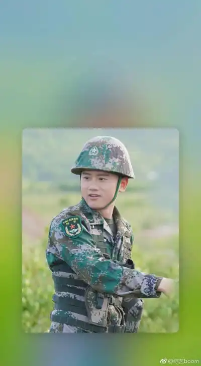 张杰 张杰帅气军装,非常英姿飒爽有木有,军装是最漂亮的颜色～[米奇