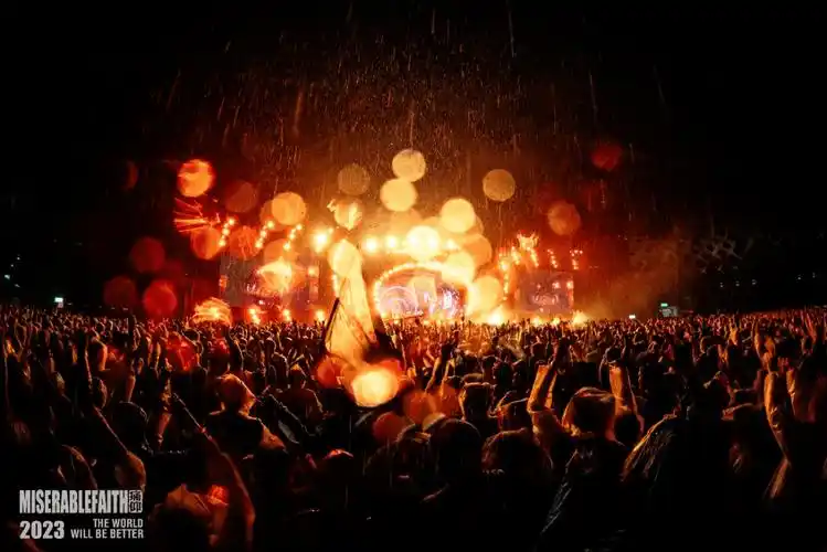 高虎唱起《生命中最美丽的一天》,"我们使用一台切割灯给舞台呈现逆光