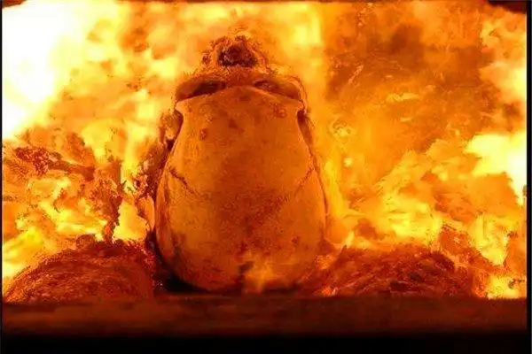 火葬场火化女死尸图除了没有血色其他还是美女