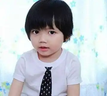 小男孩短发,给你推荐这几款发型,据说更加帅气可爱!