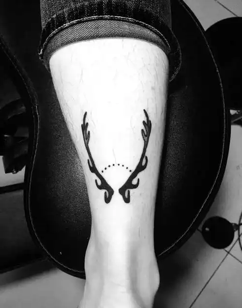后脚脖鹿角纹身图片
