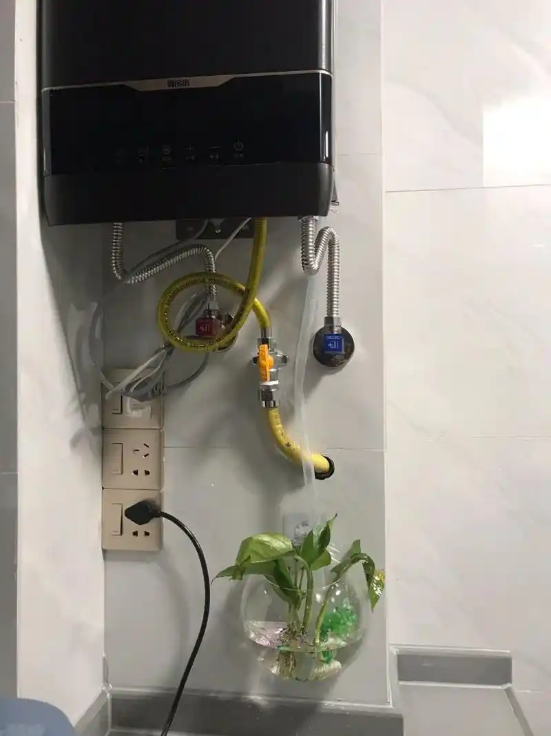 万家乐热水器踩坑了,买的时候没注意看有冷凝水排放管的,安装之后丑哭