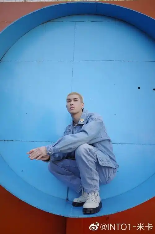 米卡春日牛仔大片