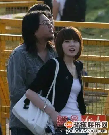 知名音乐人高晓松在自己的微博发布声明,称去年6月已与时尚设计师妻子