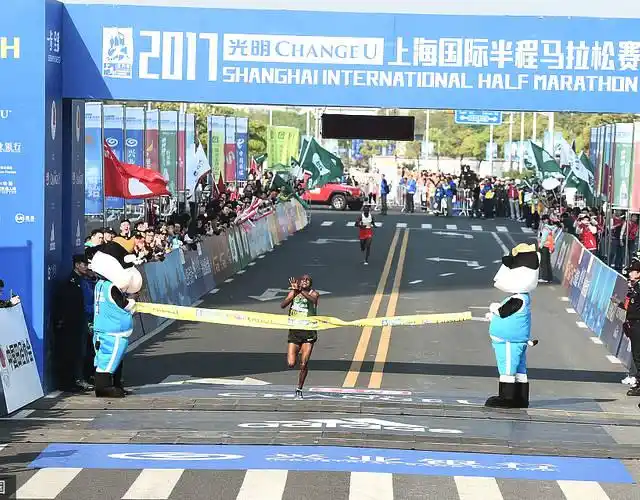2017上海国际半程马拉松开跑
