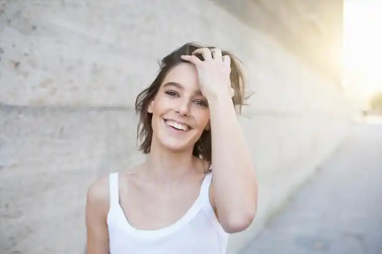 西班牙语每日一句:一个女人身上最美的弧度是她的微笑