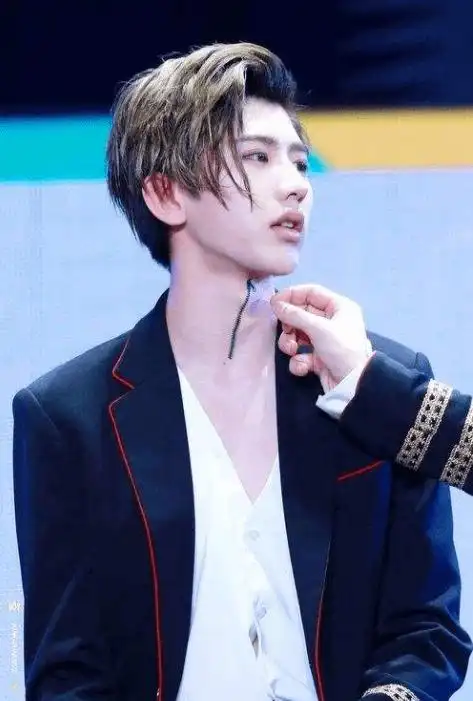 都是纹身:陈伟霆霸气,蔡徐坤撩人,都败给了他的"腰间腾龙"_拉链_脖子