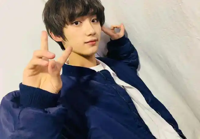 丁程鑫晒校服旧照