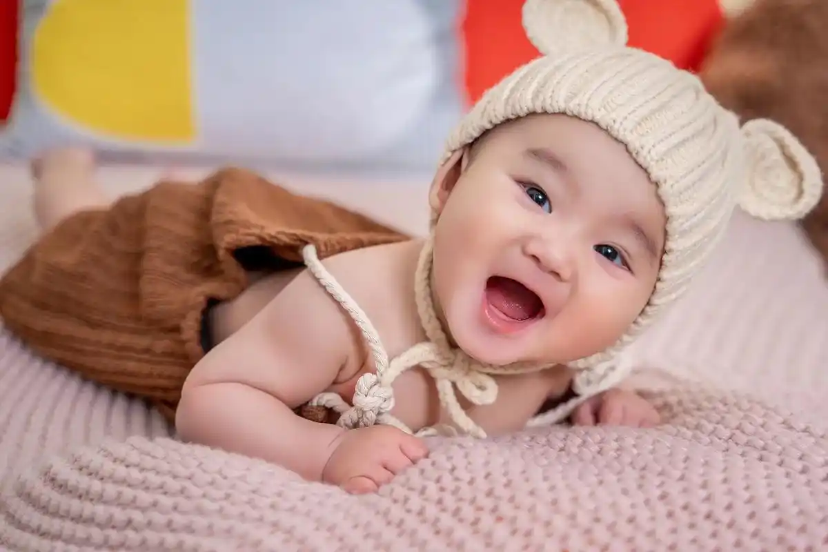 回头看看他婴儿的照片.