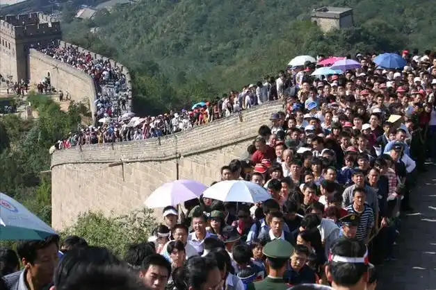十一期间旅游人山人海网排全国景区最挤前八名
