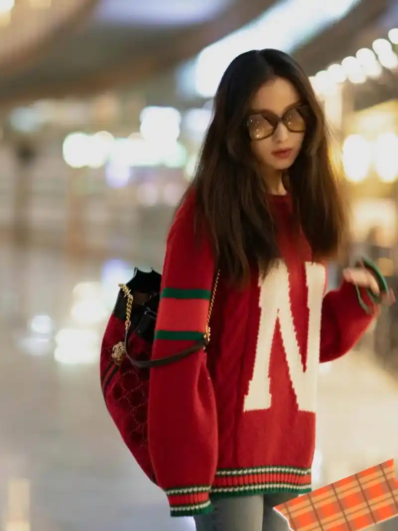 倪妮这组机场街拍太绝了 倪妮身穿红色毛衣搭配蓝色牛仔裤的机场街拍