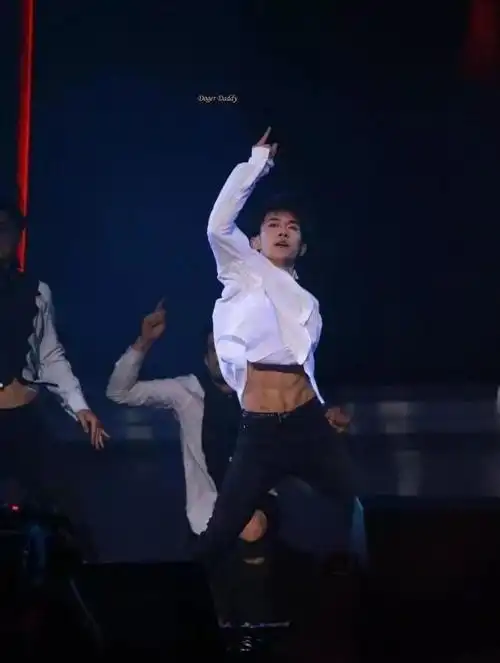 整体线条非常清楚,每一块腹肌的大小也都很匀称,像易烊千玺这种腹肌