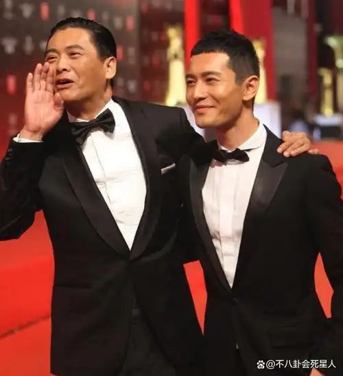 三八妇女节时,黄晓明晒与母亲的合照庆祝节目,照片里,黄晓明妈妈端着