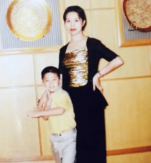 本以为杨采钰已经很美,直到看见她妈妈后,才懂何为天生丽质_刘亦菲