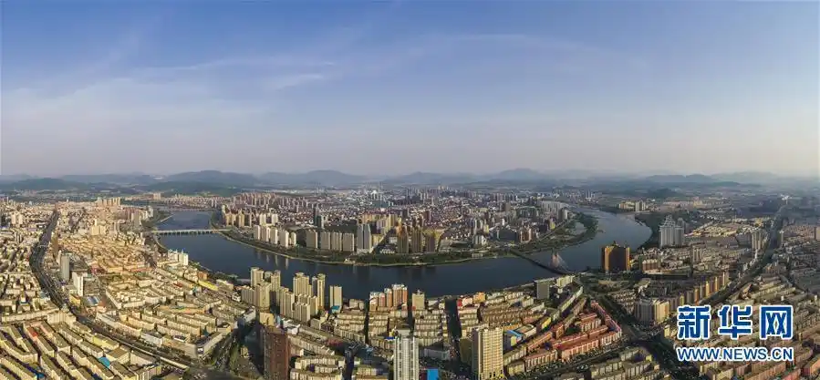 这是5月11日无人机拍摄的吉林市城区全景.