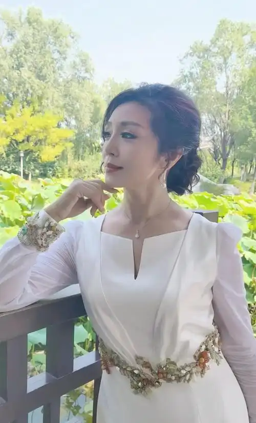 57岁李丹阳近照似冻龄穿收腰裙凹凸有致至今未婚没孩子成遗憾