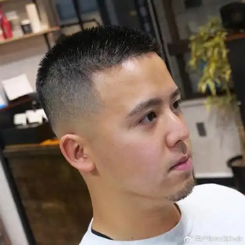 两侧铲短男发:帅气,利落与百变的新风尚|男发|发型|百变_新浪新闻
