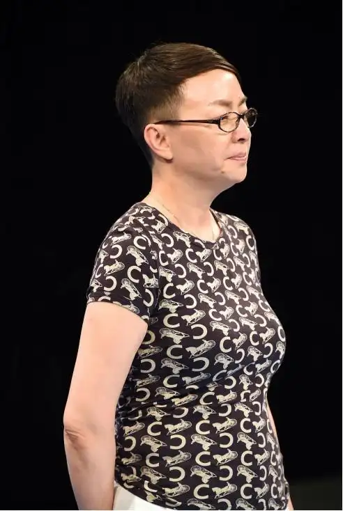 自信的女人真美,宋丹丹穿紧身衣虽然显出了小肚腩,但不影响气质