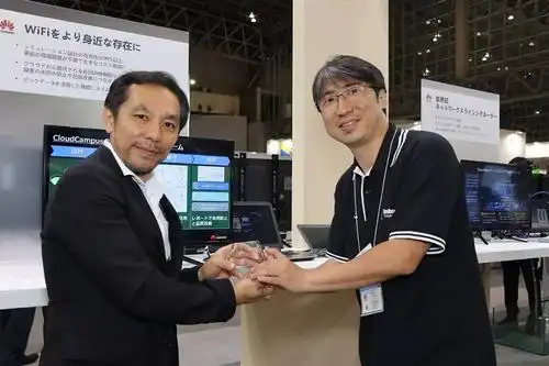 评委代表颁奖 华为云视讯产品技术专家秋山直也(右)接受评委代表颁奖