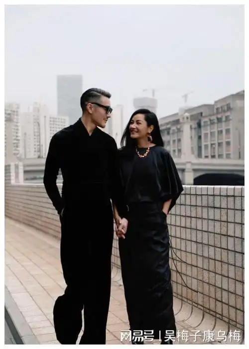 瞿颖在社交平台还上传了和胡兵的天台"牵手"照,照片中两个人无论是