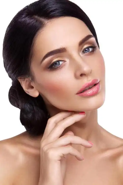 戏称为"黑脸娃娃",这种美白的方法对比起传统医美手段来说陌生又新奇