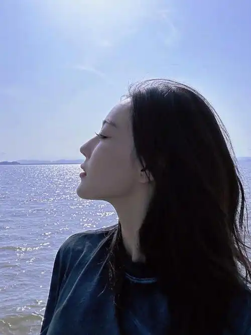 下图里,张馨予披着长发,化着精致美妆,侧脸出镜的她侧颜好优越,长长的