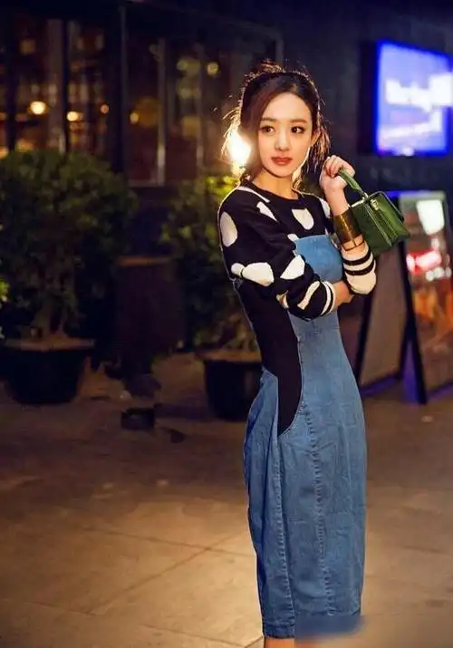 赵丽颖现身机场浅蓝偏紫连体裤超级吸睛渔夫帽小白鞋在线减龄