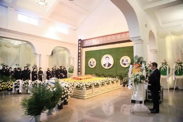 告别仪式上,响起张恩华生前演唱的《荣耀威武》,这是张恩华生前为2014