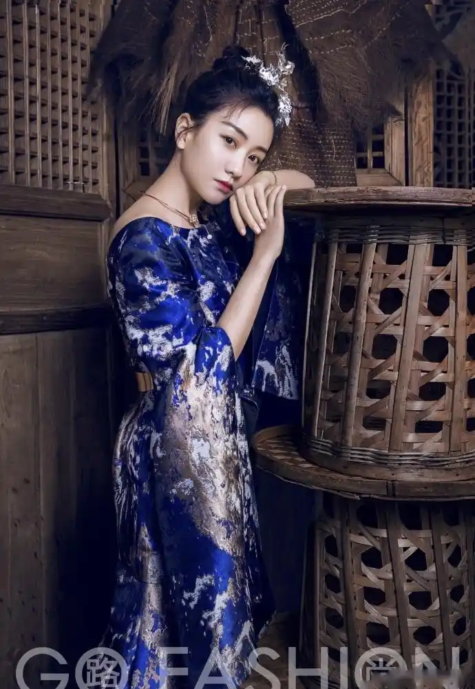 星时尚#杨蓉复古大片,现代时尚和复古元素的碰撞,优雅知性气质,散发