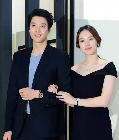 李东健在韩网友口中就是"男版宋慧乔",他的女友都是在剧组找的,"因戏