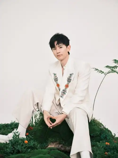 00《#时光音乐会#·老友记》,@张杰将演唱《安忍》,并与@常石磊弹唱