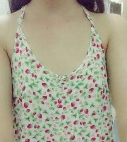 微博平胸大赛走红 萌妹子霸气晒胸