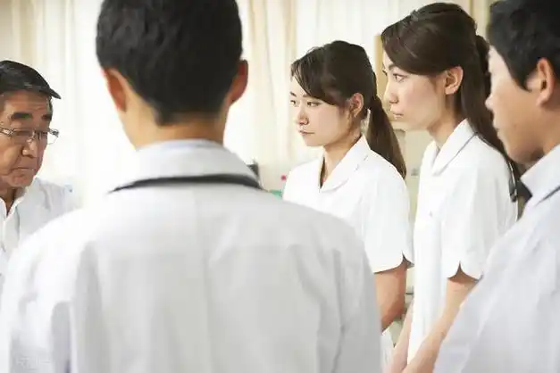 又一次发生医学生轻生事件那句劝人学医天打雷劈一语成谶了