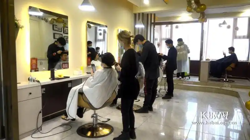 顾客正在丽人理发店内理发.长城网记者 张超 摄