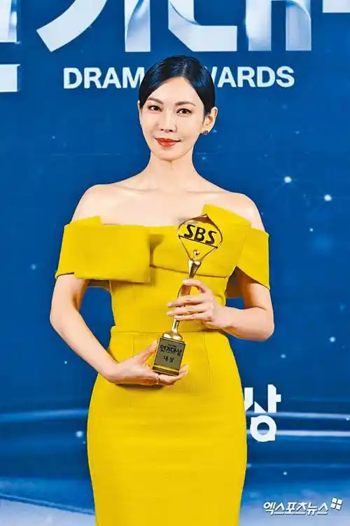 韩星金素妍着魔迷恋结婚6年丈夫,将对方每一句话都奉为"圣旨"_李尚禹