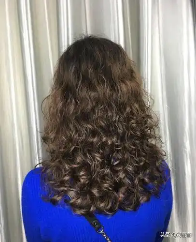 过年烫小卷洋气不老气时尚接地气