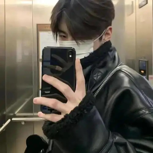 男头小奶狗带上口罩也很小狼狗嘛