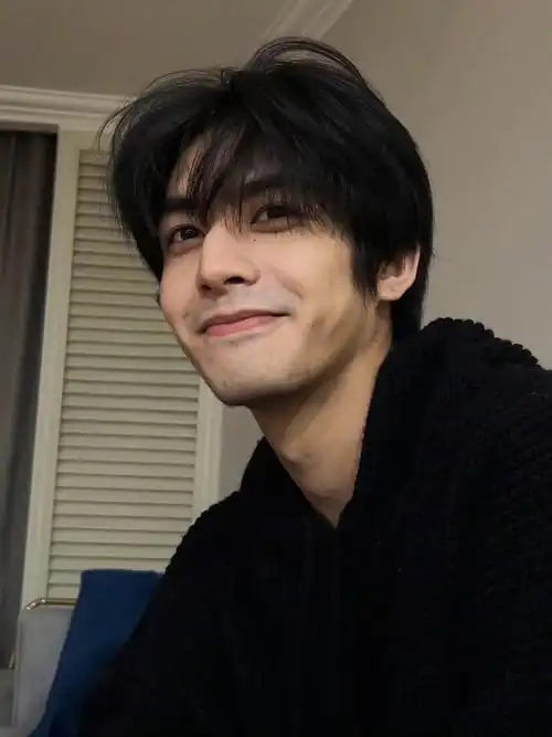 宋威龙晒自拍,营业了