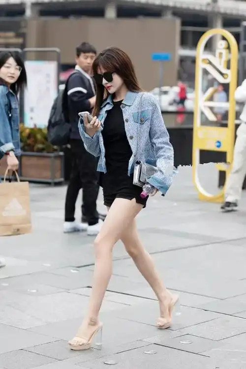 女生搭配高跟鞋,优雅时尚又性感