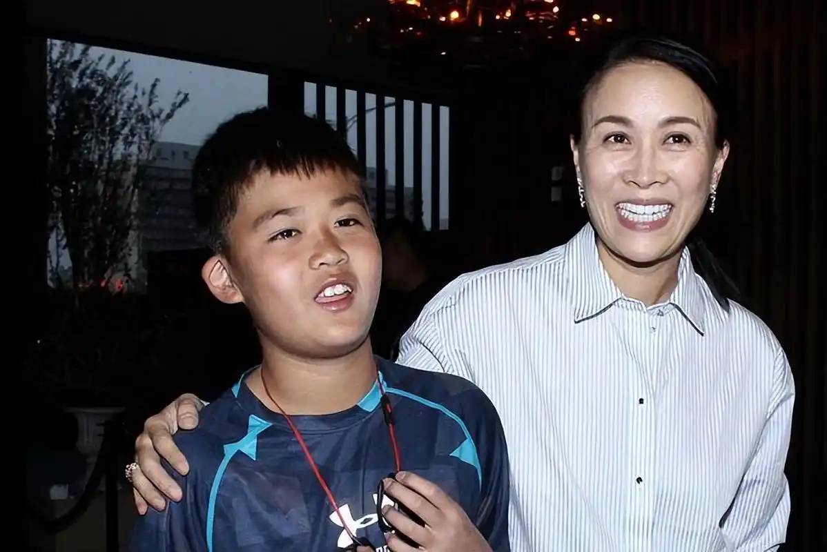 那英儿子高兴:遭父亲抛弃留下阴影,母亲二婚后继父治愈他的半生